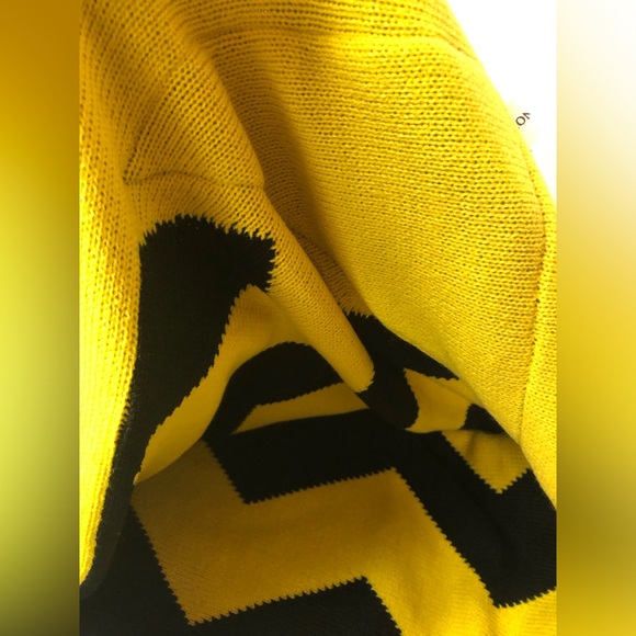 University of Iowa Hawkeyes Blanket & Two Hats - Picture 6 of 9
